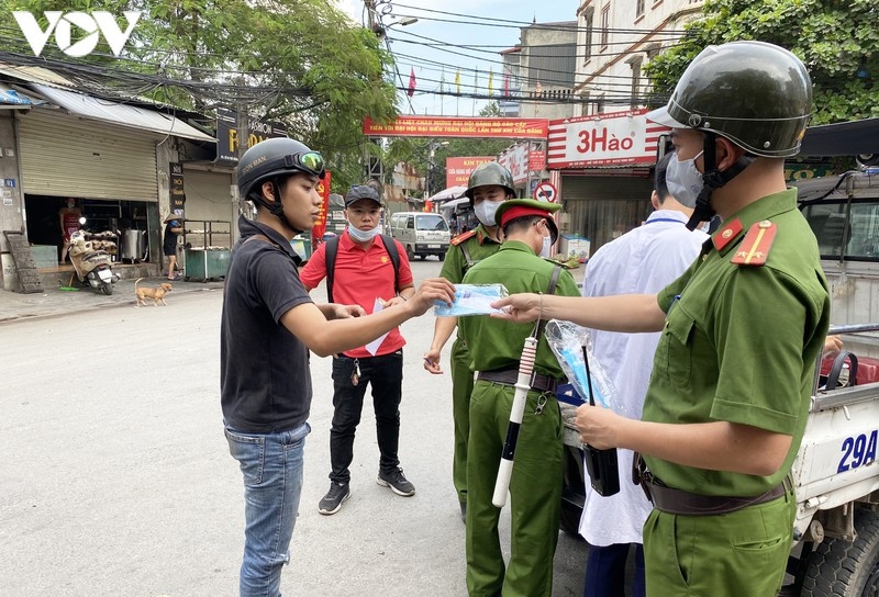 ha noi xu phat hang loat truong hop khong deo khau trang khi ra duong hinh anh 7