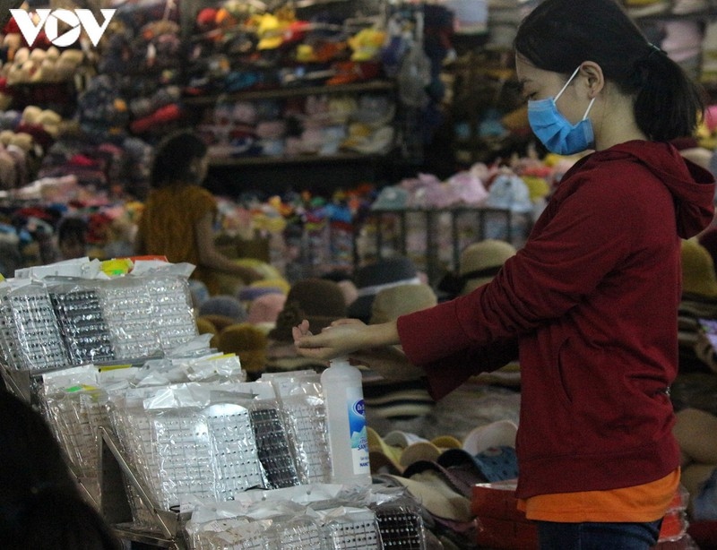 hanoi wet market shoppers follow covid-19 prevention measures picture 8