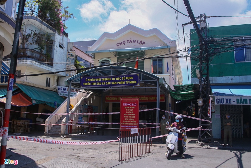 covid-19 da nang locks down 2 markets over suspected cases picture 1