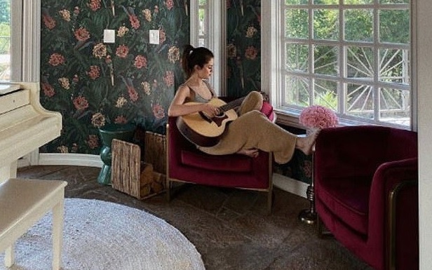 Selena Gomez xinh đẹp ngồi chơi đàn guitar trong căn biệt thự sang trọng