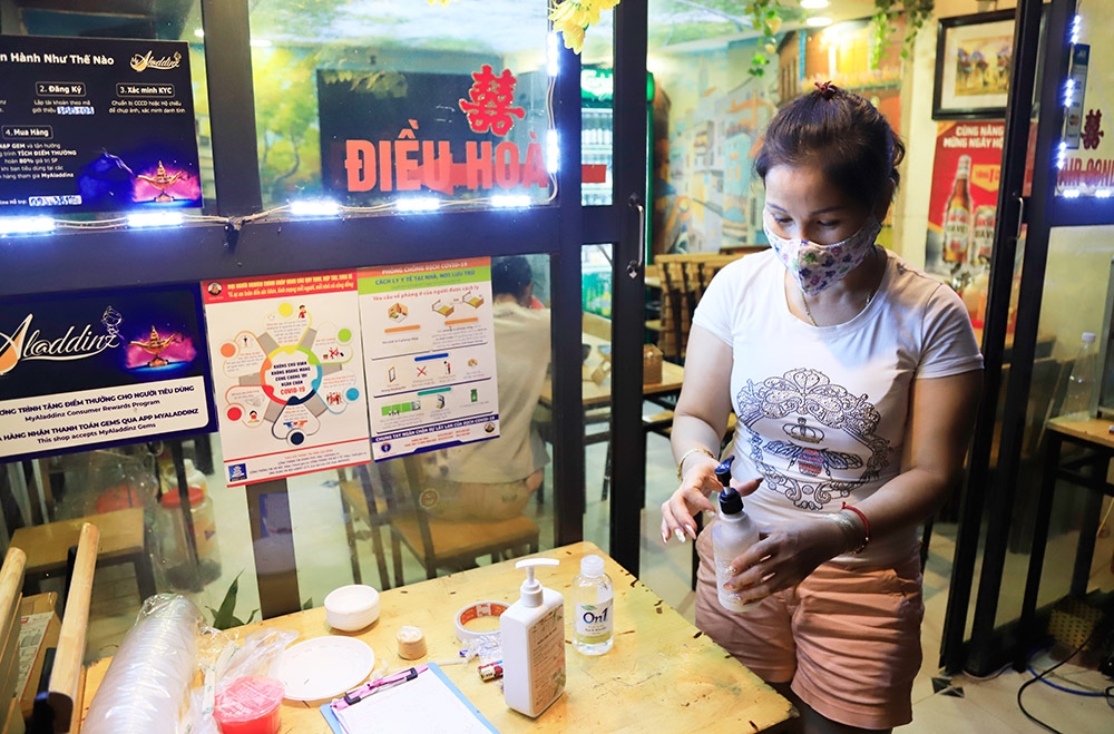 hanoi restaurants implement protective measures against covid-19 picture 11