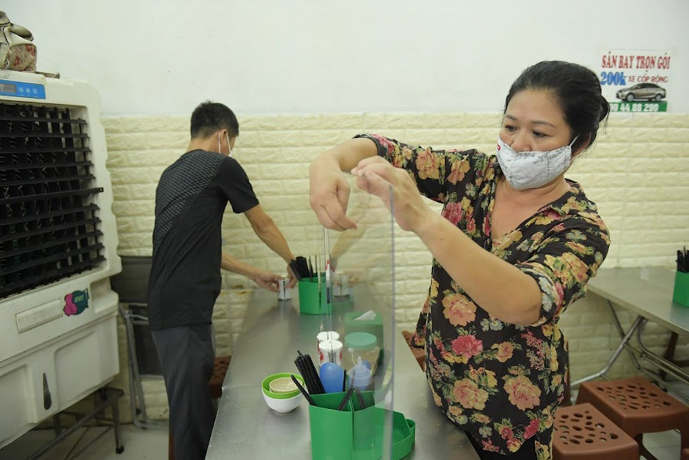 hanoi restaurants implement protective measures against covid-19 picture 8