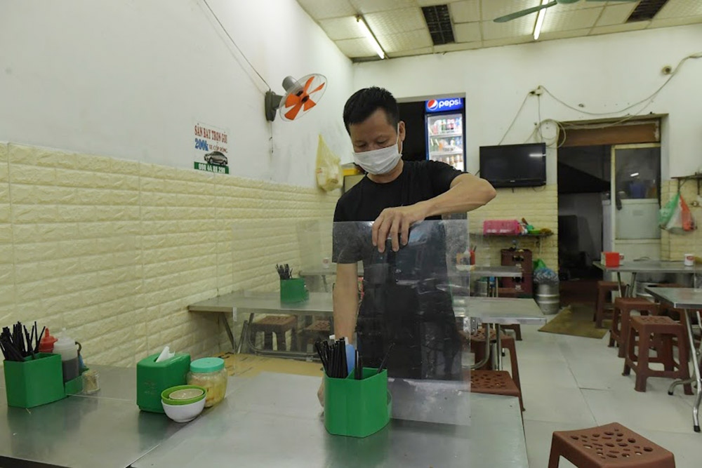 hanoi restaurants implement protective measures against covid-19 picture 1