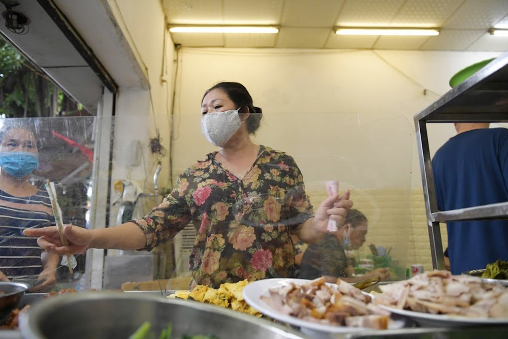 hanoi restaurants implement protective measures against covid-19 picture 2