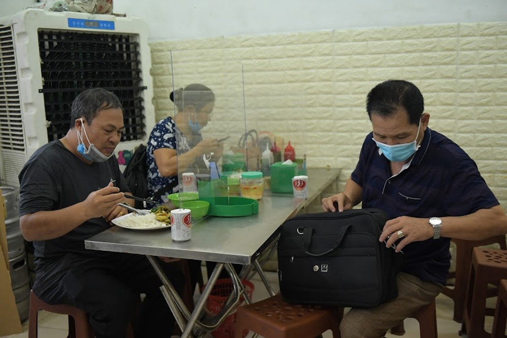 hanoi restaurants implement protective measures against covid-19 picture 3