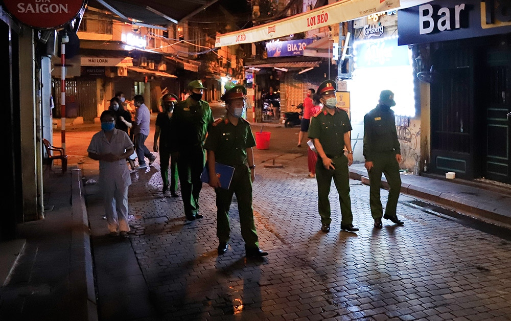hanoi restaurants implement protective measures against covid-19 picture 6