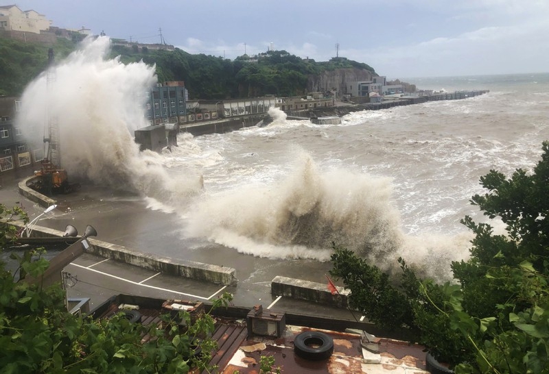 Siêu bão Hagupit đổ bộ vào thành phố Nhạc Thanh, tỉnh Chiết Giang, Trung Quốc ngày 4/8. Ảnh: China Daily