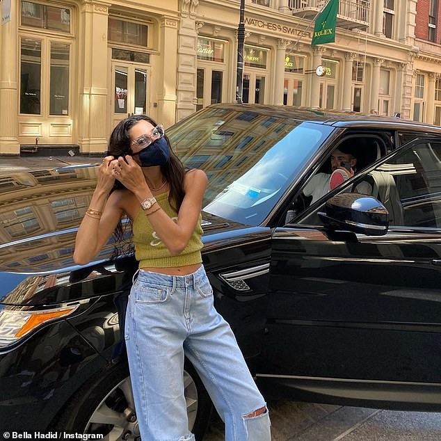 sieu mau bella hadid pho dang boc lua khi di dao pho mot minh hinh anh 6