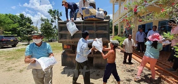 can tho sends gifts to vietnamese-origin people in cambodia picture 1