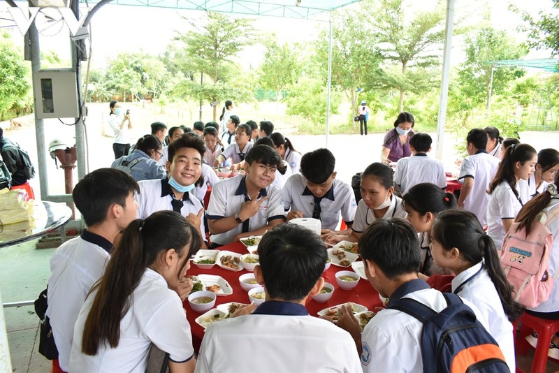 Các thí sinh ăn cơm trưa miễn phí tại điểm thi trường THPT Phan Văn Trị