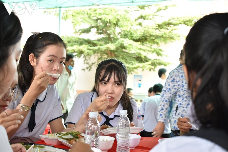 Hàng ngàn suất cơm miễn phí làm ấm lòng “sĩ tử” Cần Thơ