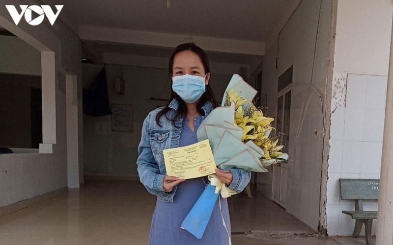 four covid-19 patients, with the first one in dak lak receive discharge picture 1