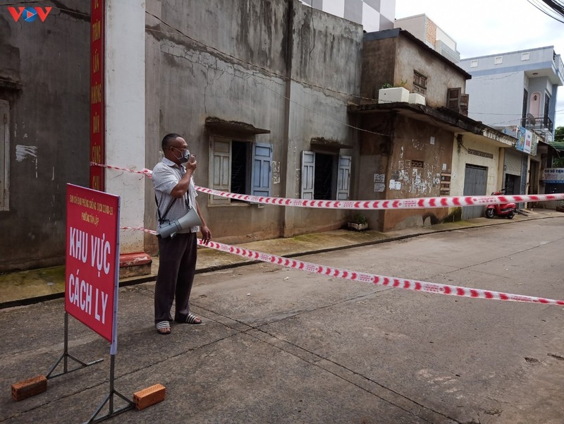Ông Nguyễn Văn Hân, Tổ trưởng tổ dân phố 1 phát loa tuyên truyền về công tác phòng chống dịch cho người dân trong khu cách ly ở hẻm 43/15 Ama Khê.