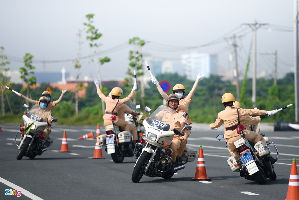 first all-women police escort unit debuts in vietnam picture 10