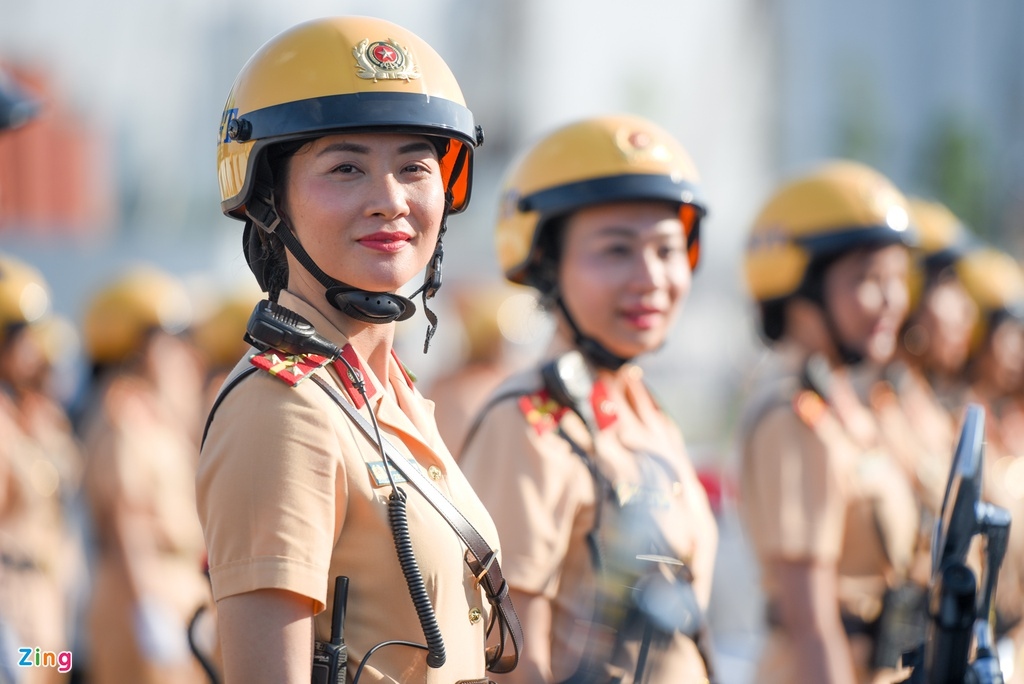 first all-women police escort unit debuts in vietnam picture 11