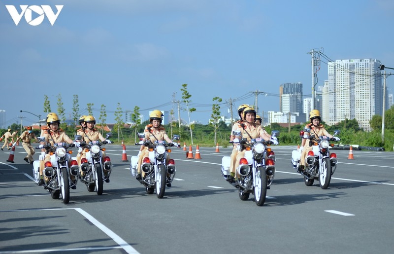 first all-women police escort unit debuts in vietnam picture 3
