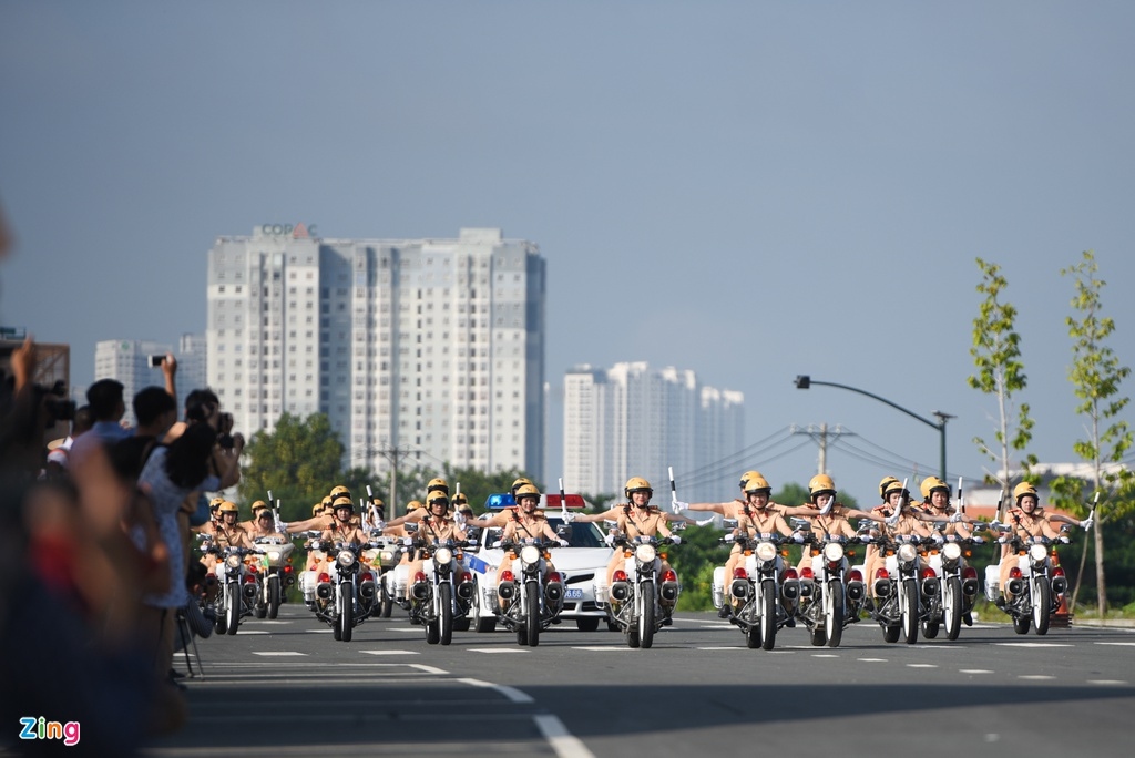 first all-women police escort unit debuts in vietnam picture 4