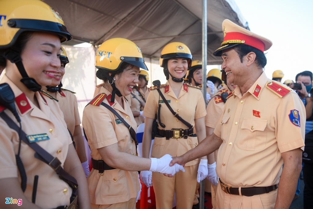 first all-women police escort unit debuts in vietnam picture 5