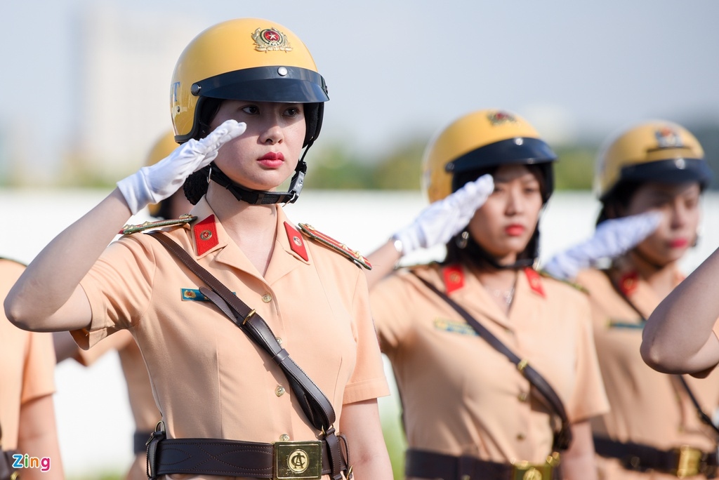 first all-women police escort unit debuts in vietnam picture 6