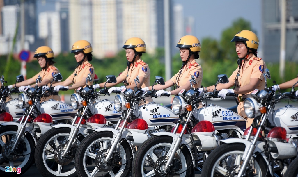 first all-women police escort unit debuts in vietnam picture 7