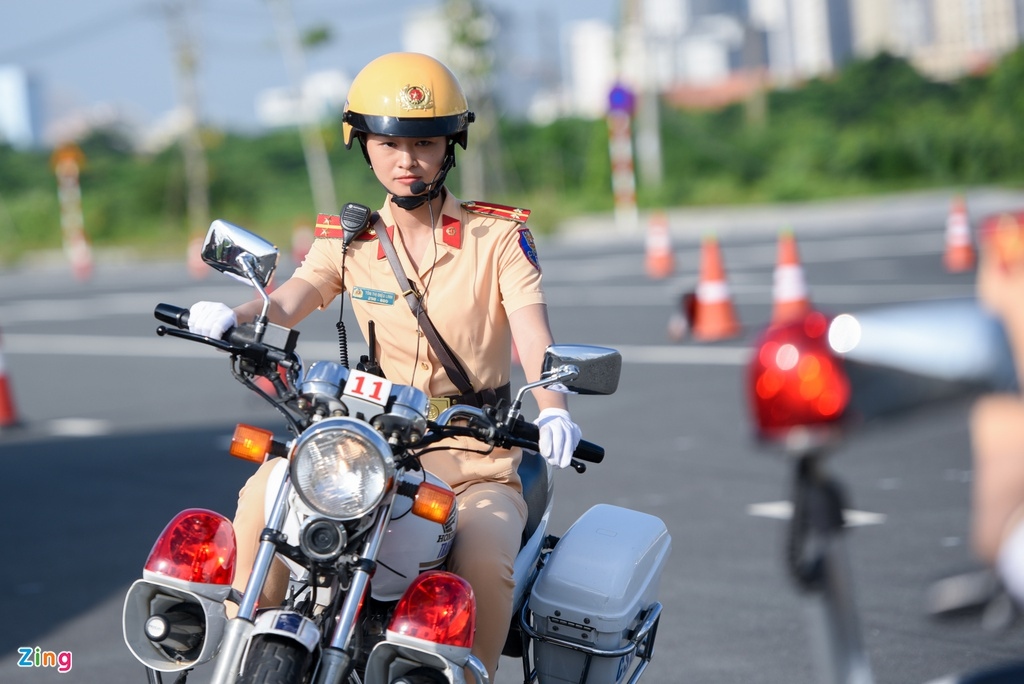 first all-women police escort unit debuts in vietnam picture 9