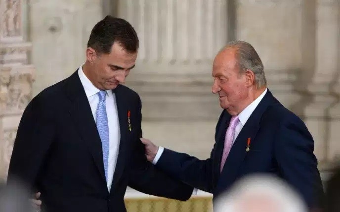 Ông Juan Carlos (phải) và con trai, nhà vua Felipe VI. Ảnh: El Pais.