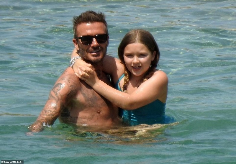 Con gái David Beckham làm nũng, ôm chặt bố khi đi tắm biển ở Hy Lạp