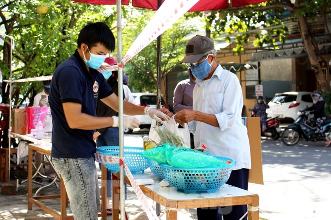 vnd0 supermarket assists needy people in da nang coronavirus hotspot picture 10