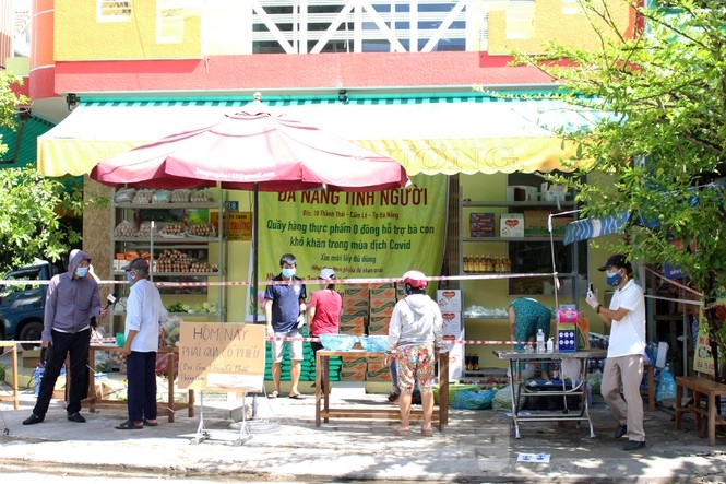 vnd0 supermarket assists needy people in da nang coronavirus hotspot picture 1