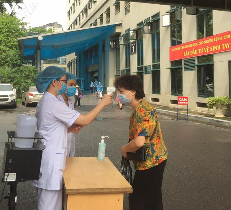 hanoi hospitals tighten covid-19 prevention measures picture 3