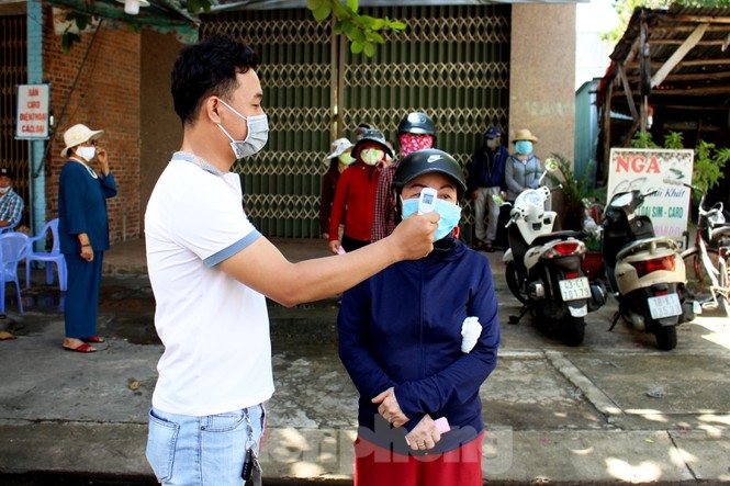 vnd0 supermarket assists needy people in da nang coronavirus hotspot picture 3