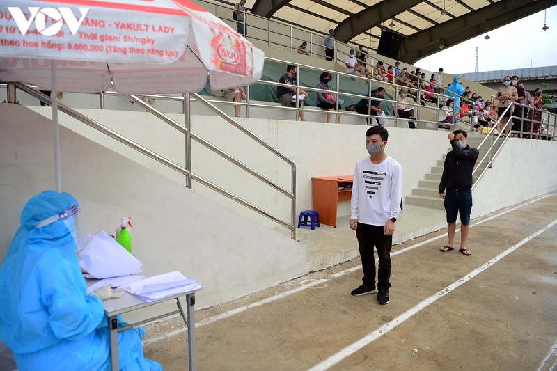 hanoi continues to conduct rt-pcr tests for returnees from da nang picture 3