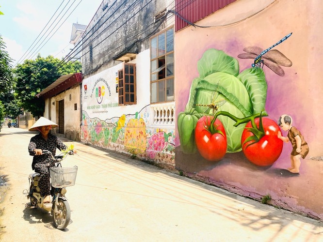 a close-up of largest mural paintings in hanoi picture 3 a close-up of largest mural paintings in hanoi picture 3