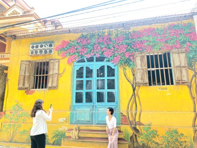 a close-up of largest mural paintings in hanoi picture 4 a close-up of largest mural paintings in hanoi picture 4