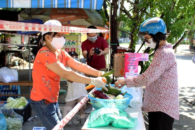 vnd0 supermarket assists needy people in da nang coronavirus hotspot picture 5