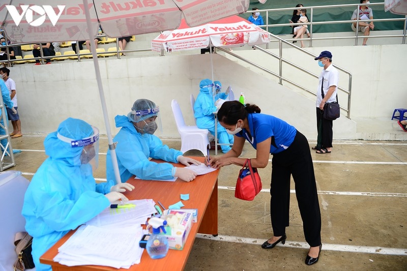 hanoi continues to conduct rt-pcr tests for returnees from da nang picture 5