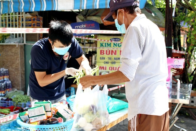 vnd0 supermarket assists needy people in da nang coronavirus hotspot picture 6