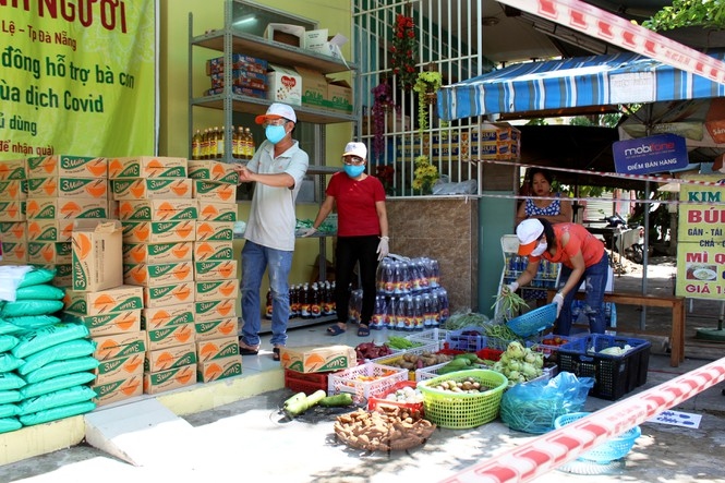 vnd0 supermarket assists needy people in da nang coronavirus hotspot picture 8