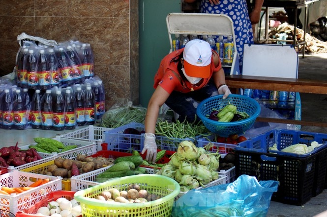 vnd0 supermarket assists needy people in da nang coronavirus hotspot picture 9