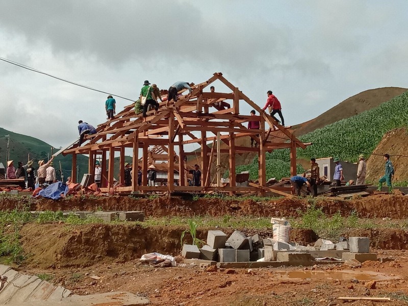 Làm nhà tái định cư cho các hộ dân thuộc vùng nguy cơ sạt lở ở xã Mường Thải, huyện Phù Yên, Sơn La.
