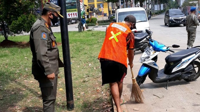 Phạt lao động công ích vi phạm giãn cách xã hội tại Jakarta. Nguồn: Detiknews