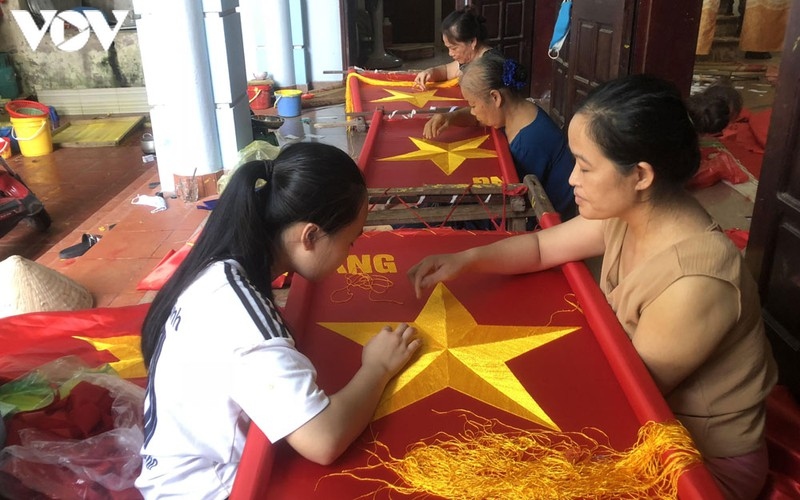 hanoi village preserves national flag-making craft picture 1