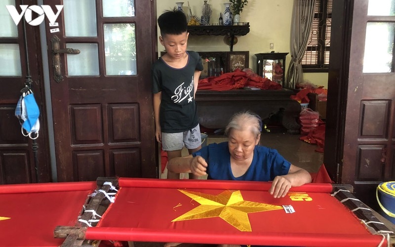 hanoi village preserves national flag-making craft picture 2