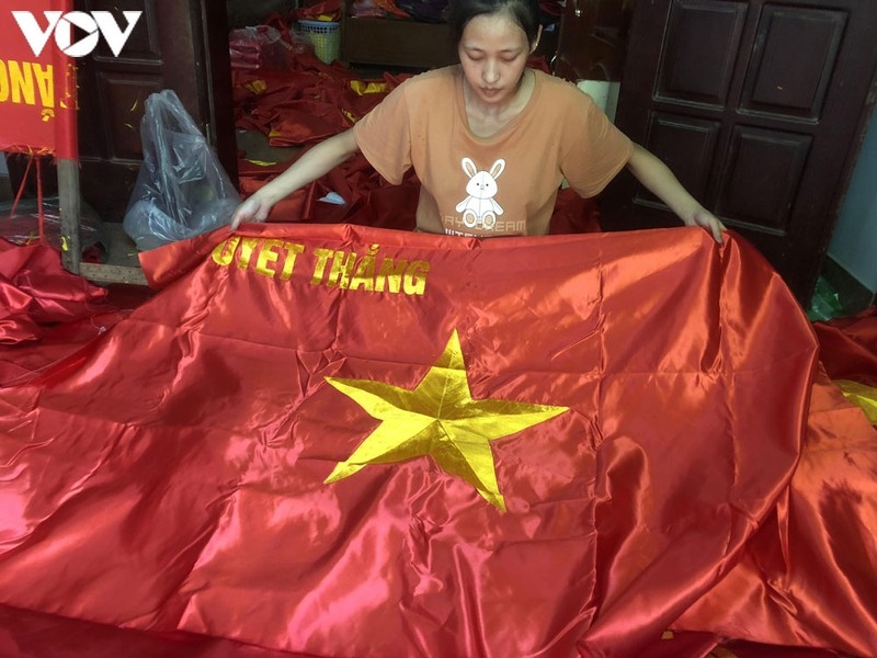 hanoi village preserves national flag-making craft picture 3