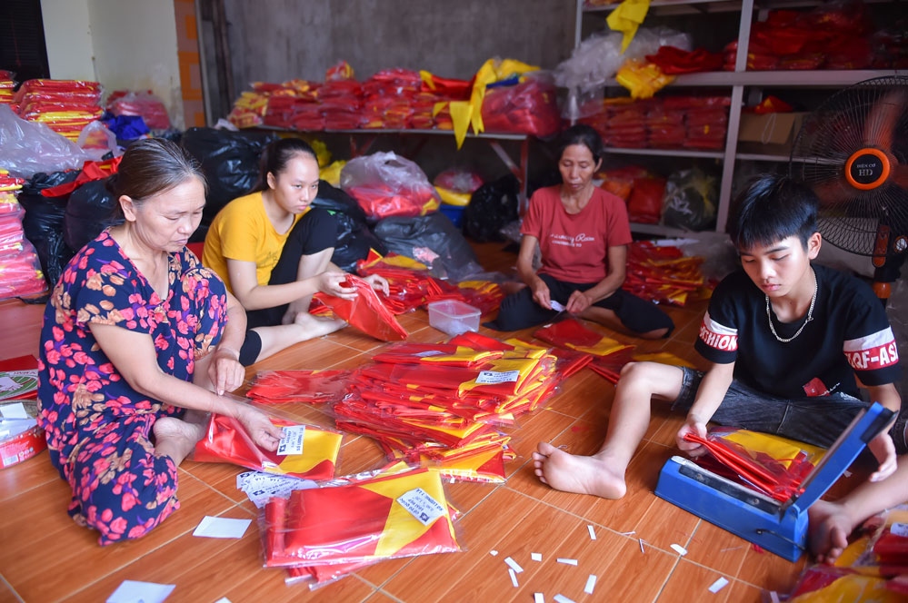 hanoi village preserves national flag-making craft picture 4
