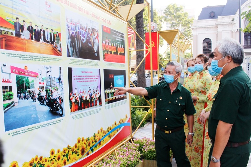 hcm city opens photo exhibition for august revolution and national day picture 6