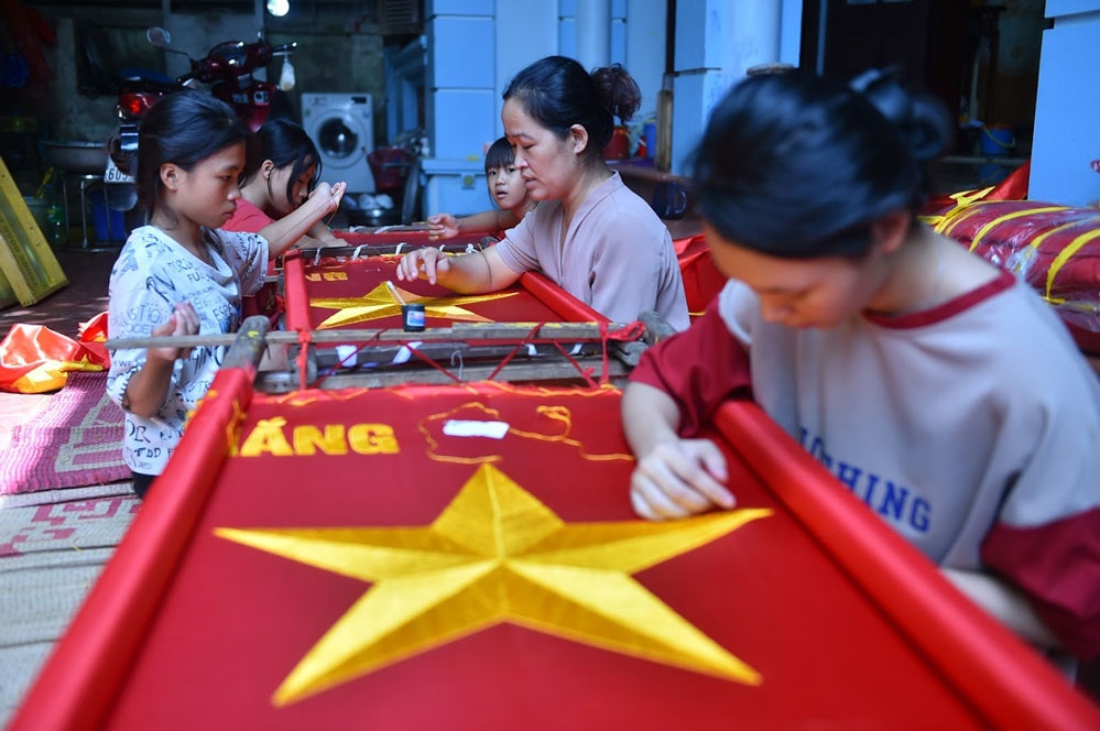 hanoi village preserves national flag-making craft picture 5