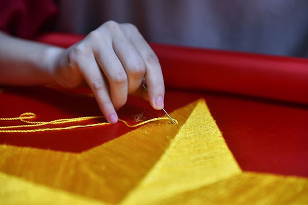 hanoi village preserves national flag-making craft picture 6