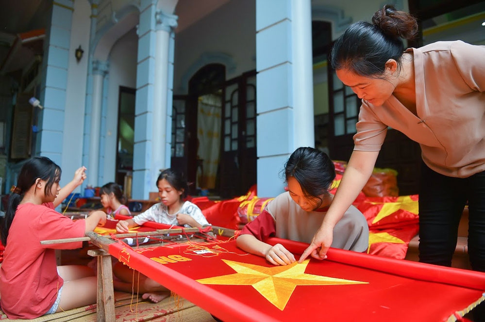 hanoi village preserves national flag-making craft picture 8