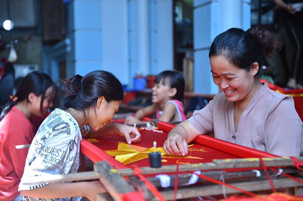 hanoi village preserves national flag-making craft picture 9